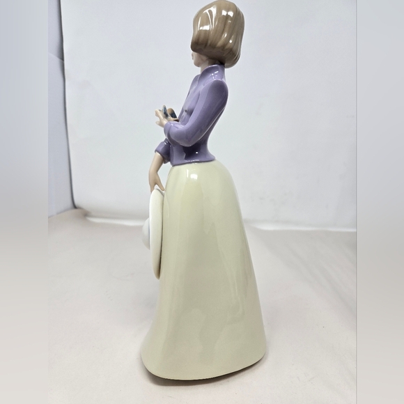 Nao by Lladro Figurine Blue Bird First Flight Women Holding Bird & Hat 10.5 Inch - Picture 3 of 13